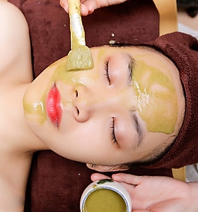 Đắp mặt nạ thảo dược    